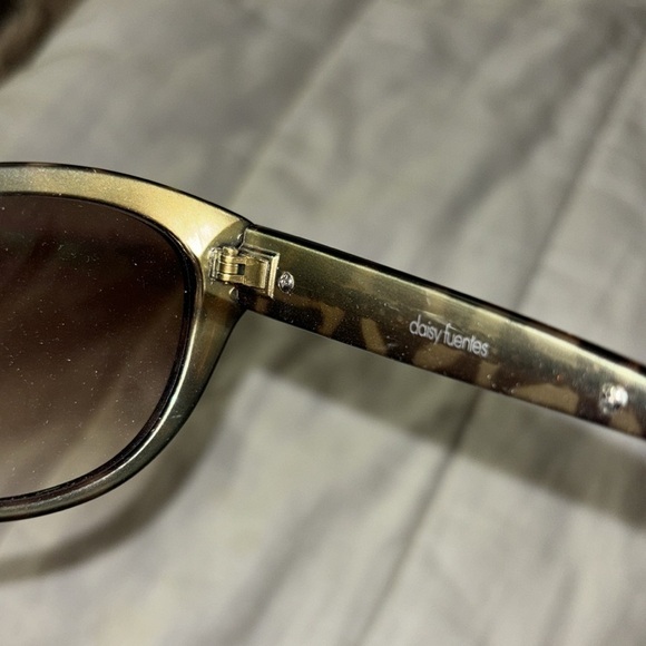Daisy Fuentes Cheetah Sunglasses - Picture 5 of 5